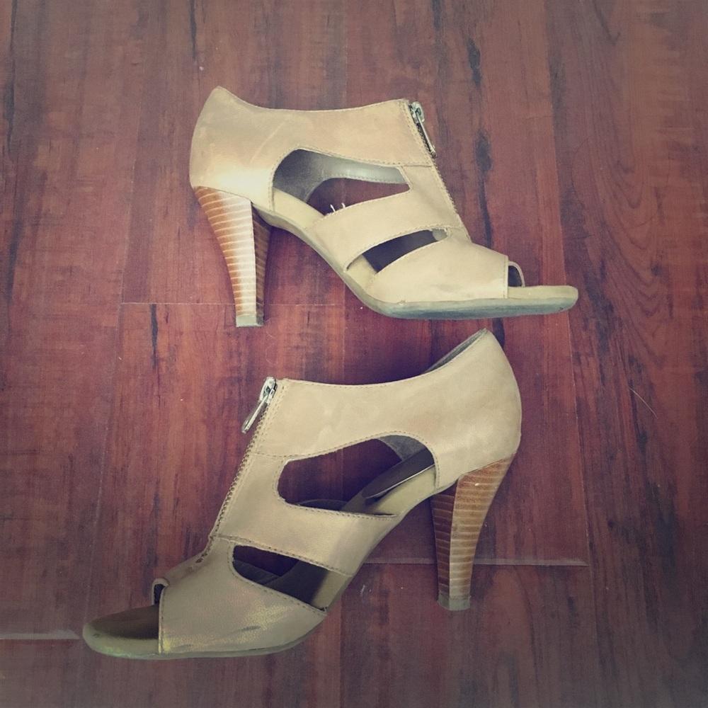 Adrienne Vittadini Tan leather zip up sandal 7.5